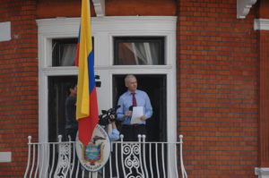 Assange Ekvator "toprak"larından basın açıklaması yaparken